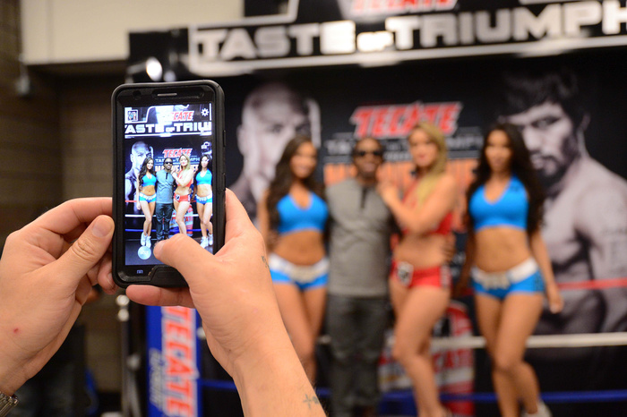 Ring girls nude holding card — photo 10